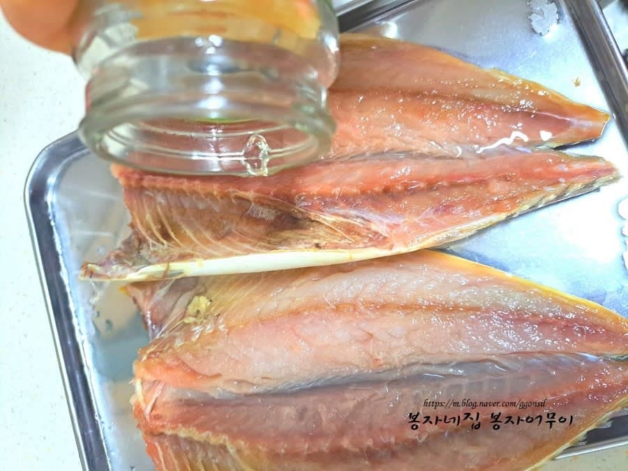 고등어를 깨끗이 손질한 후 생강맛술을 뿌려 비린내를 제거합니다.