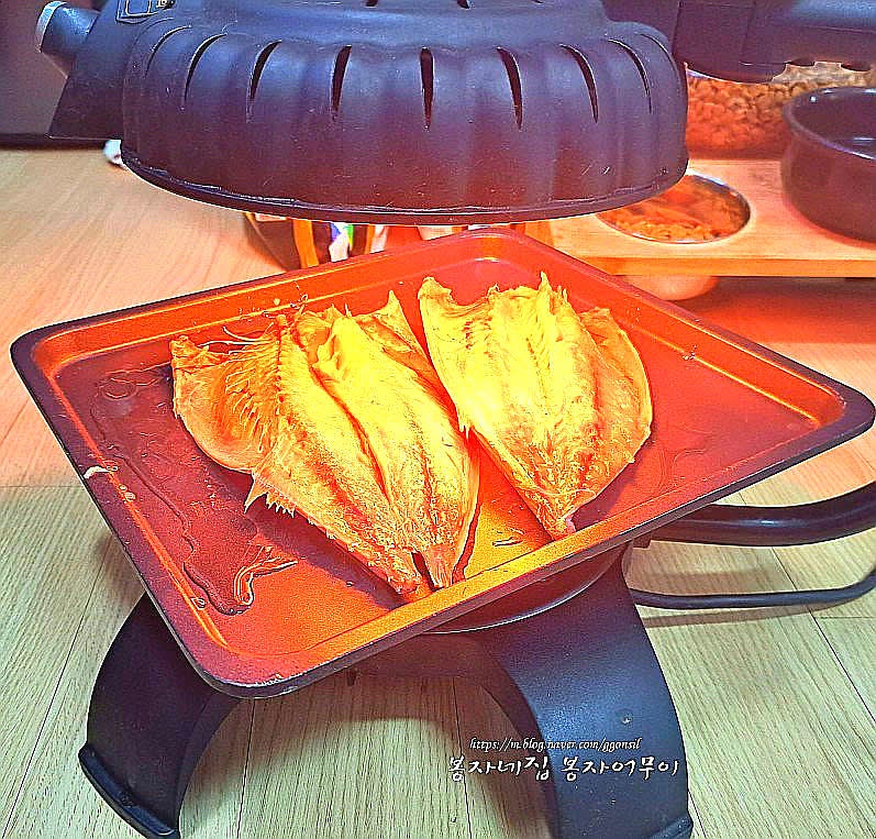 자이글에 고등어를 올려 양면을 노릇노릇하게 구워줍니다.