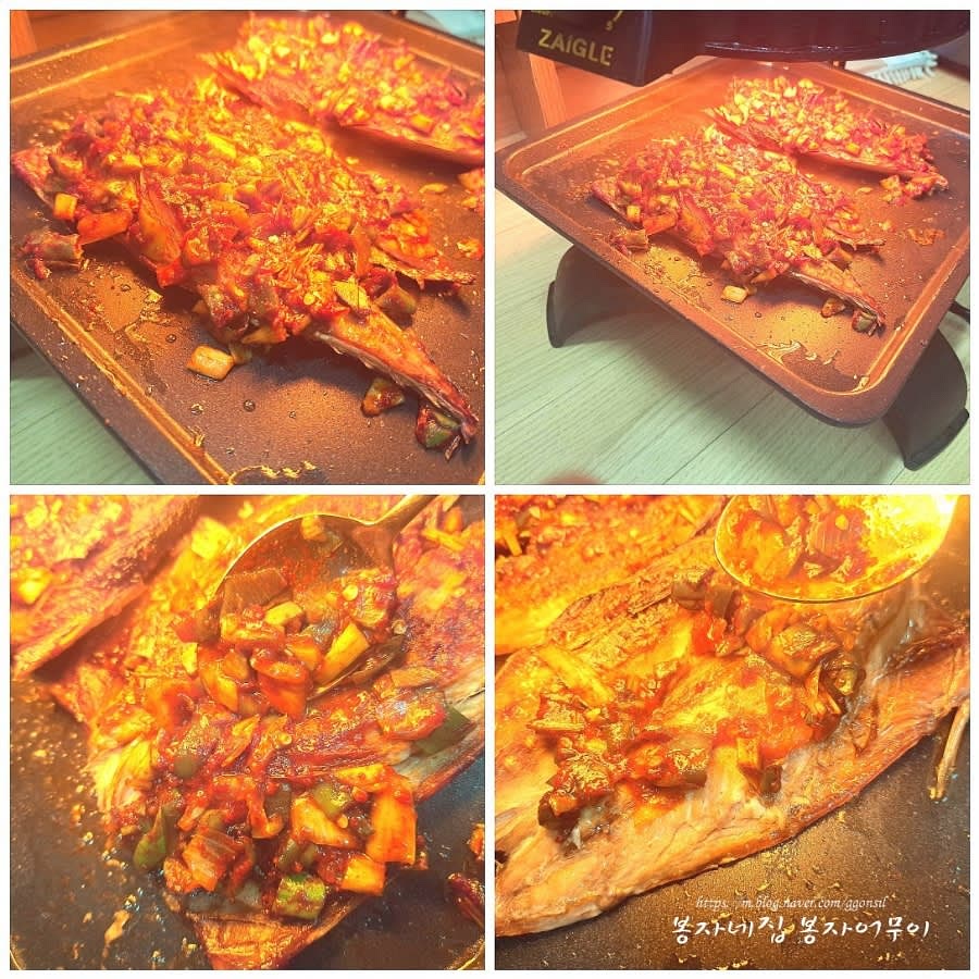 구워진 고등어에 양념장을 발라 약불에서 잠시 더 익힙니다.