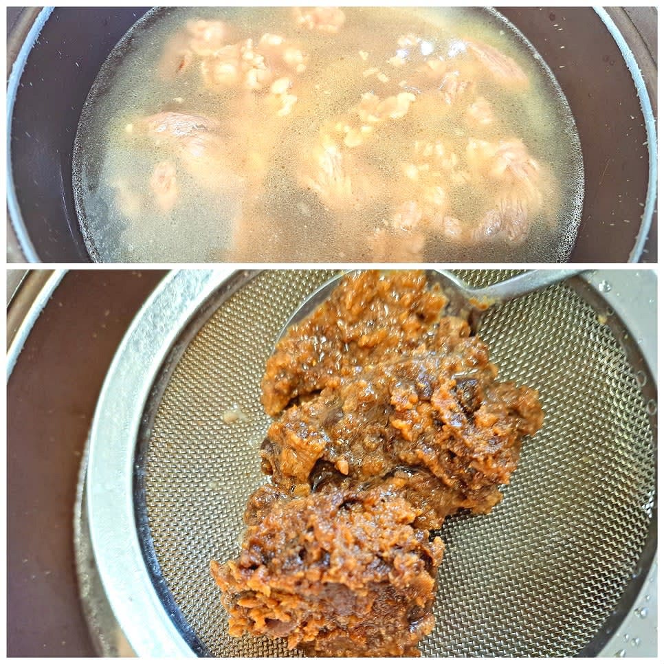 된장을 물 700ml에 풀어준 뒤 냄비에 부어줍니다.