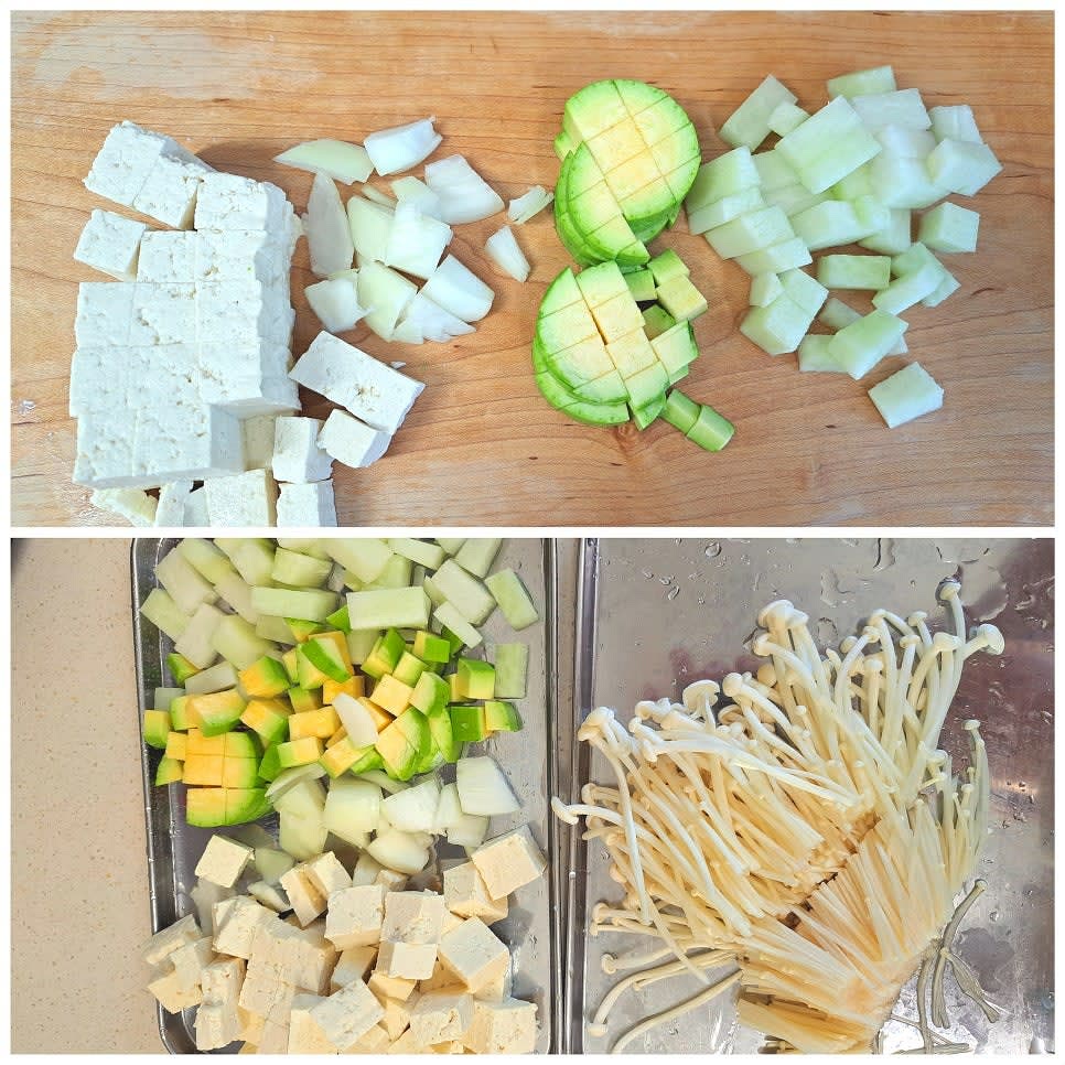 무, 양파, 호박, 두부를 먹기 좋은 크기로 썰어 냄비에 넣습니다.