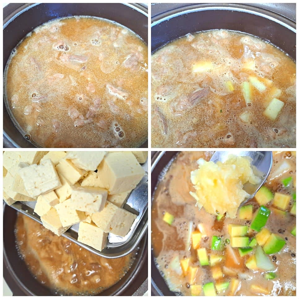 냄비에 무-양파-호박-두부 순으로 넣고 남은 마늘을 넣어줍니다.