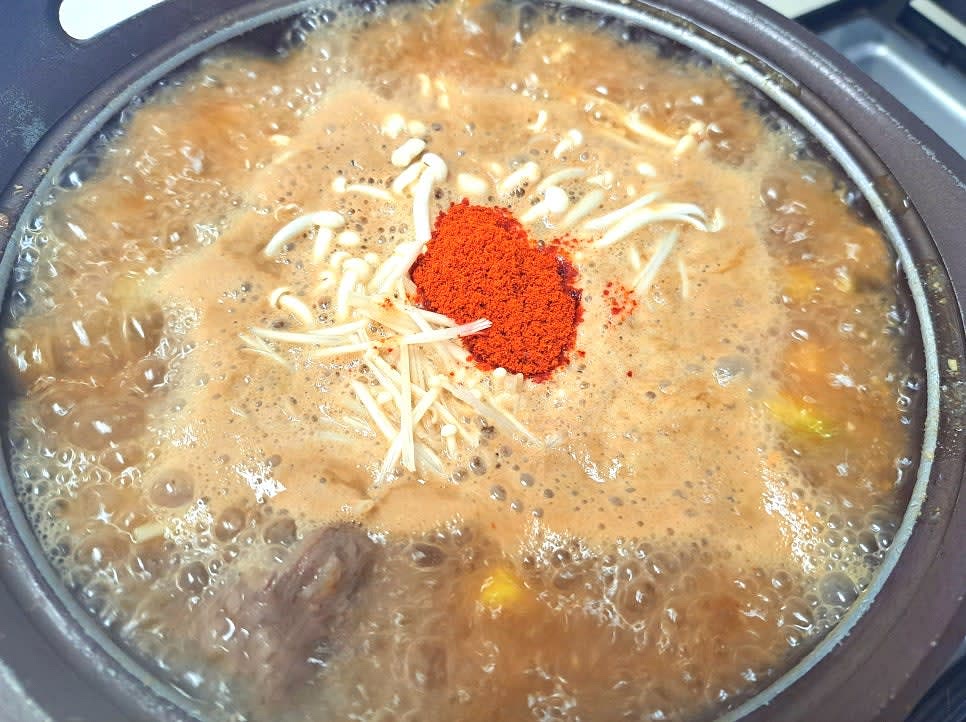 모든 재료가 잘 어우러지도록 약불에서 10분 정도 더 끓여줍니다.