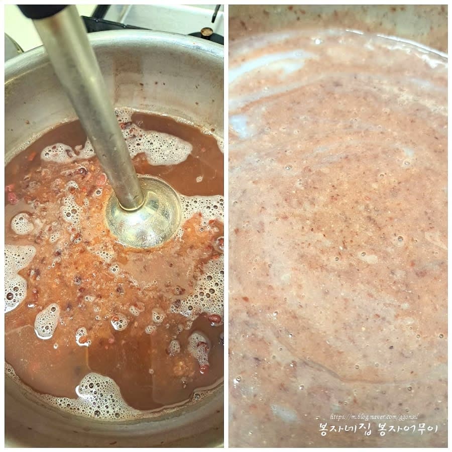 삶은 팥을 믹서기나 핸드믹서로 곱게 갈아줍니다. 갈아진 팥은 체에 걸러 부드럽게 만듭니다.