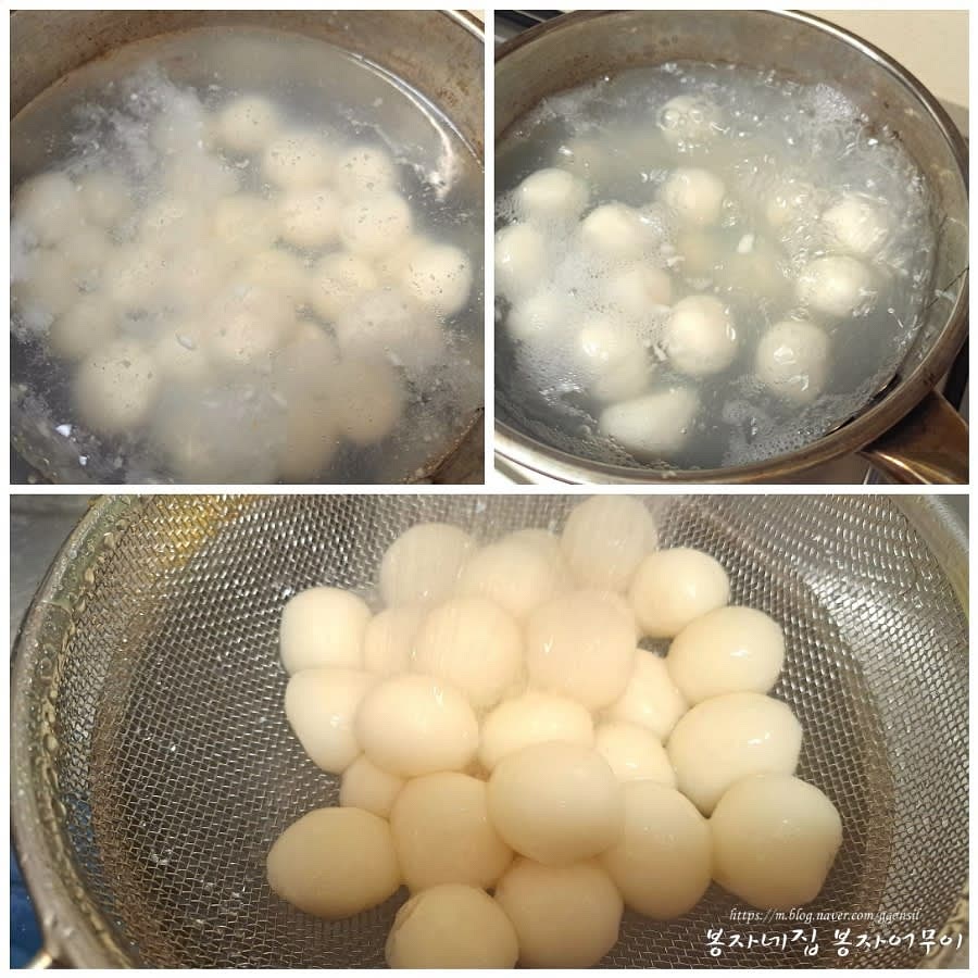 찹쌀 반죽으로 작은 새알심을 만들어 팥물에 넣고 2분 정도 끓여줍니다.
