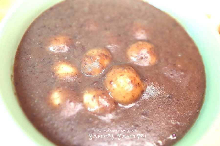 새알심이 위로 떠오르면 팥죽이 완성됩니다. 따뜻하게 즐기세요.