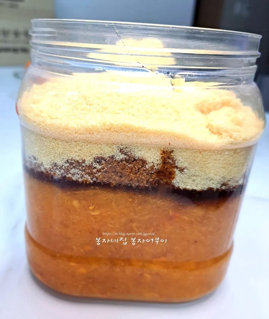 설탕이 녹을 수 있도록 잘 섞어주고, 뚜껑을 덮어 실온에서 하루 정도 숙성합니다.