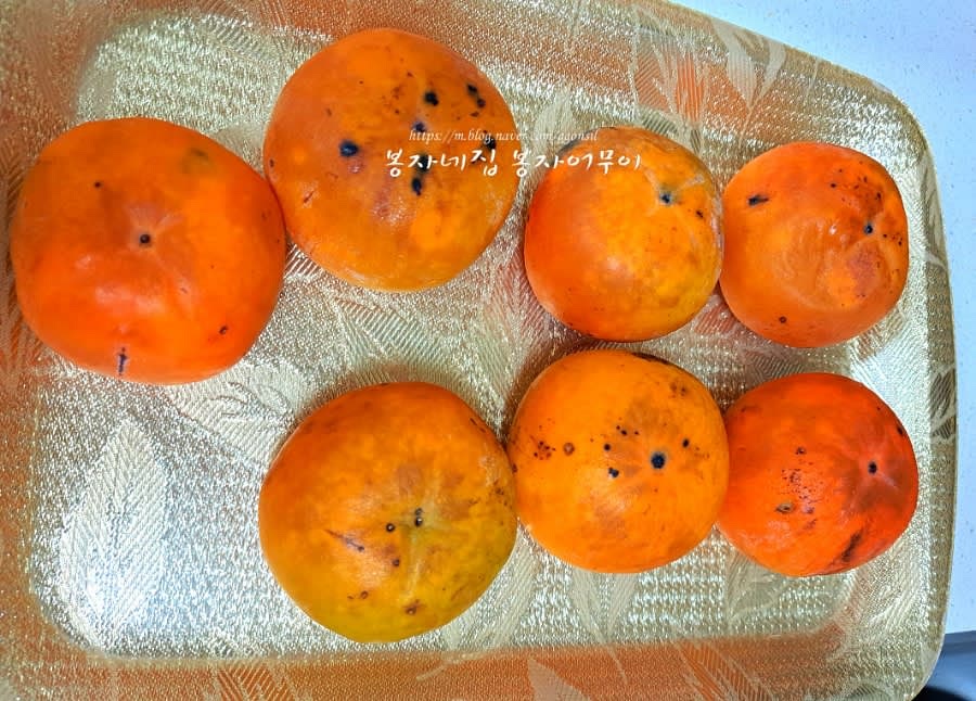 단감 7개를 깨끗이 씻고 껍질을 벗깁니다.
