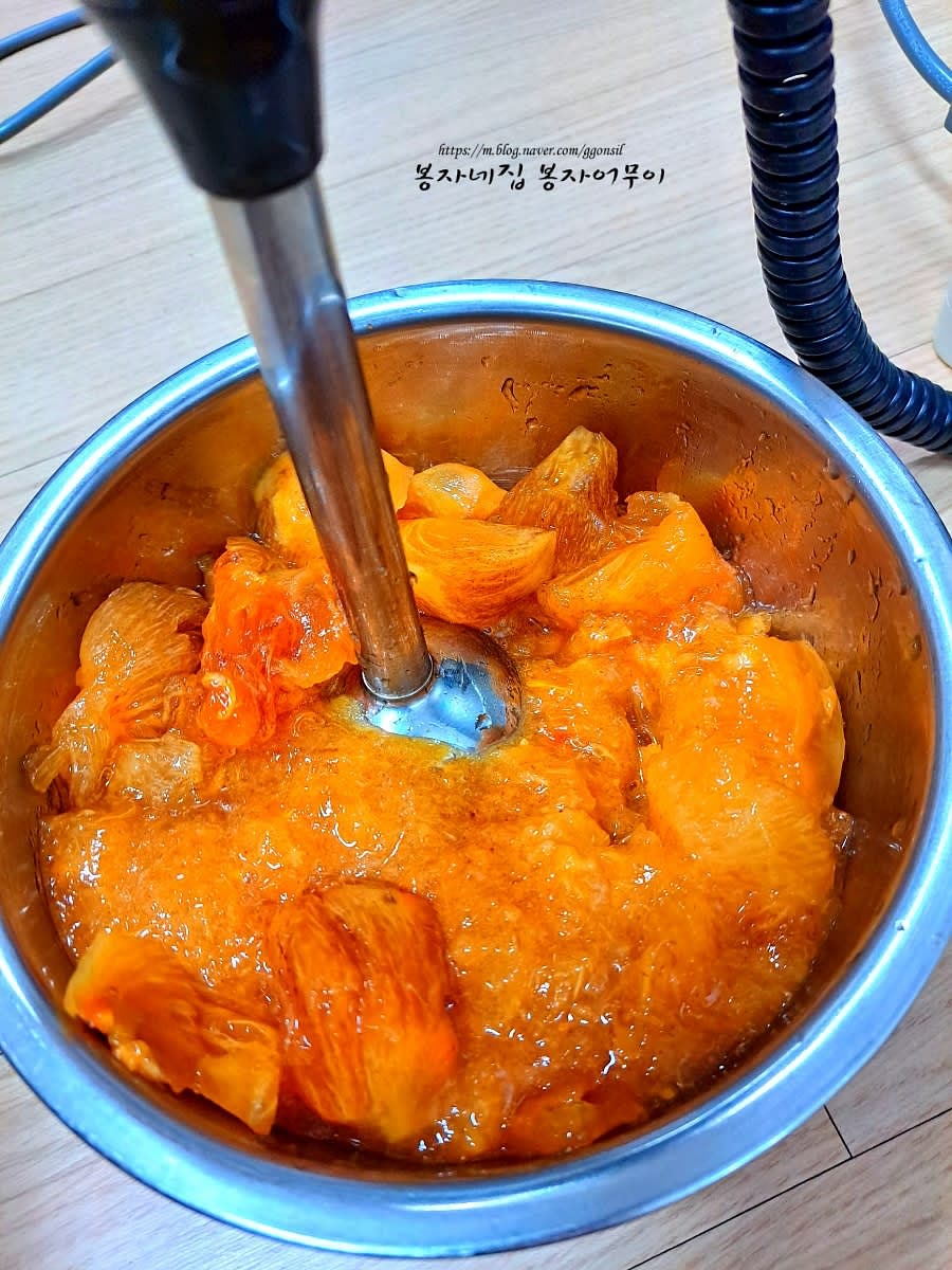 껍질을 벗긴 단감을 적당한 크기로 잘라 믹서기 또는 핸드 블렌더로 갈아줍니다.