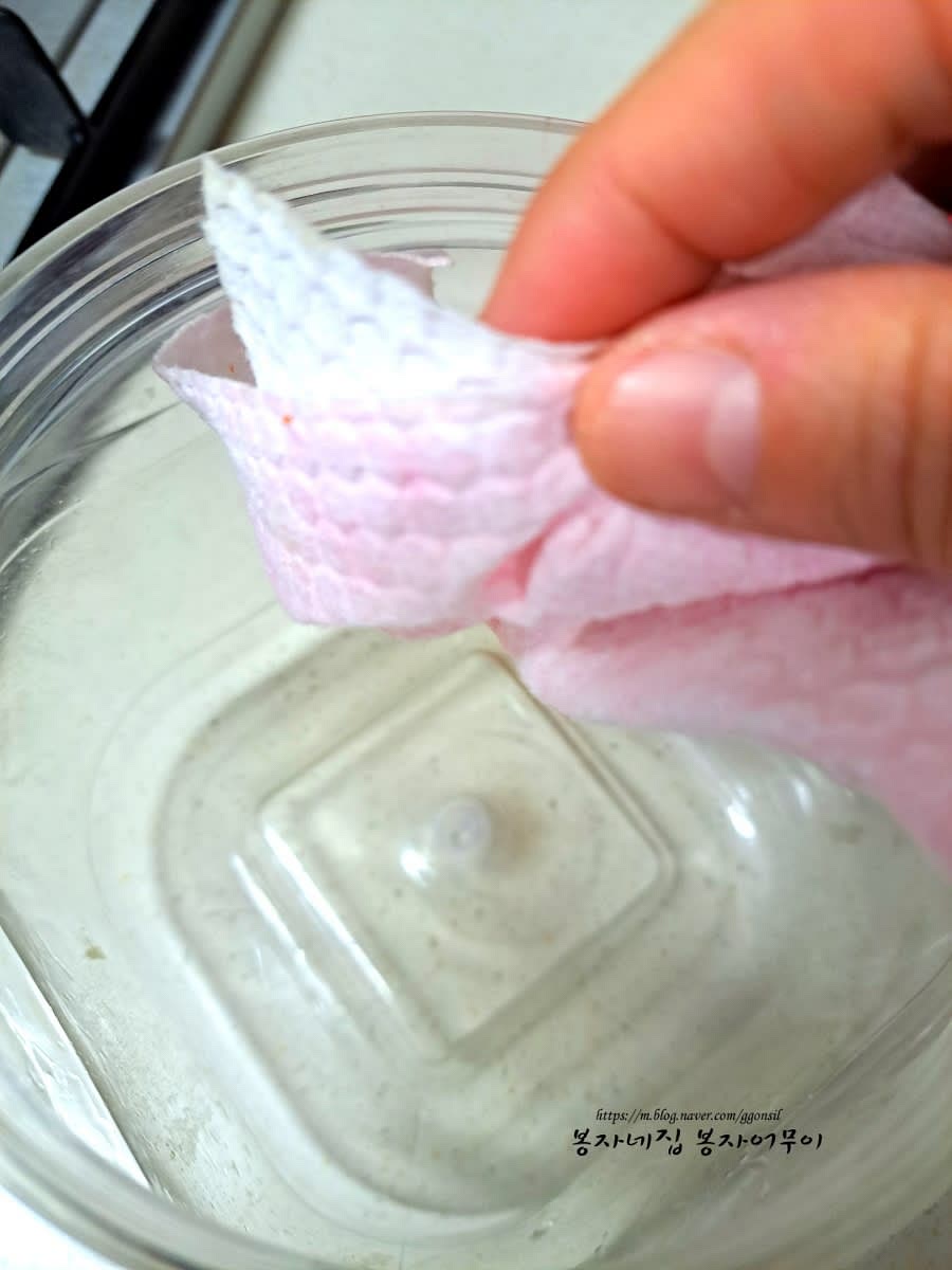 갈아낸 단감을 유리병이나 소독한 플라스틱 통에 담습니다.