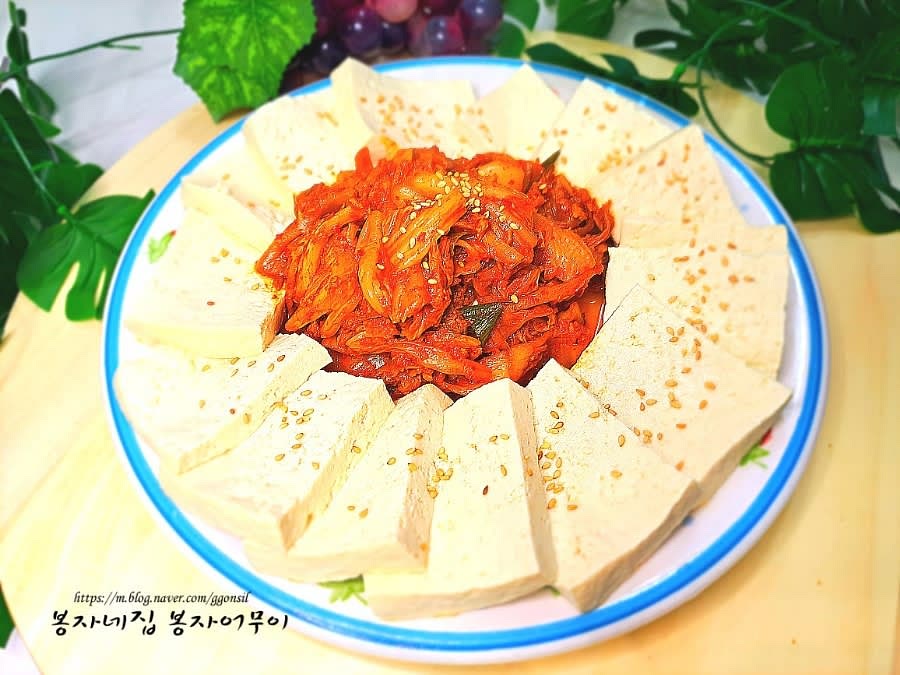 삶아둔 두부를 접시에 담고 볶아낸 참치김치볶음을 두부 위에 올려줍니다.