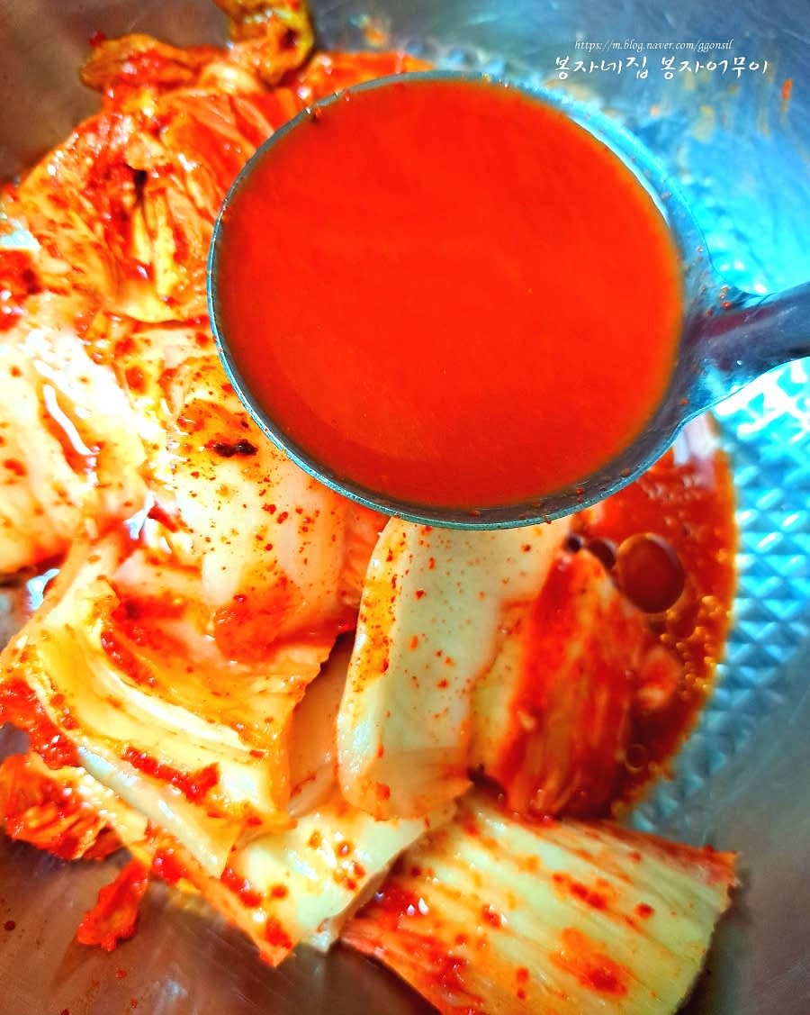 묵은지 국물 반컵 (100ml)을 넣어주세요.