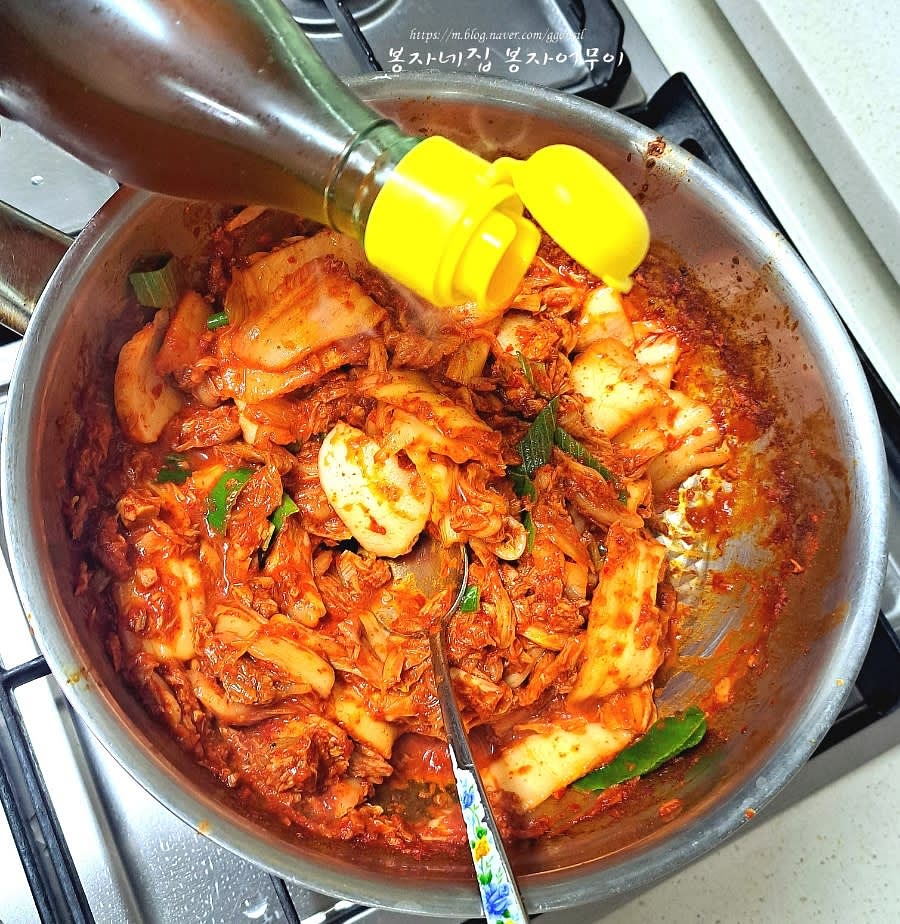 들기름 1스푼을 넣고 불을 꺼줍니다.