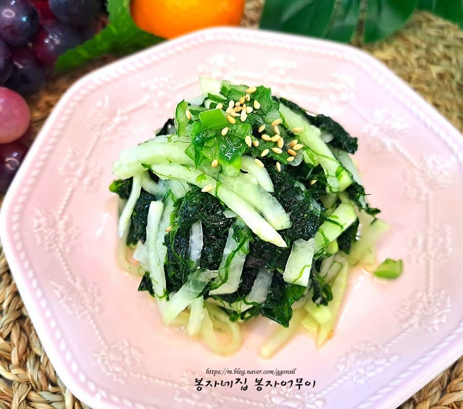 완성된 파래 무침을 그릇에 담아냅니다.