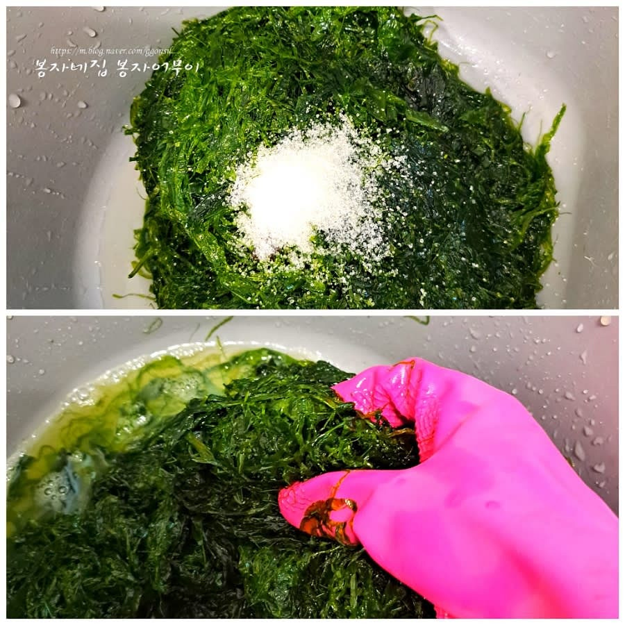 파래를 흐르는 물에 여러 번 헹구며 이물질을 제거하고 물을 빼주세요.
