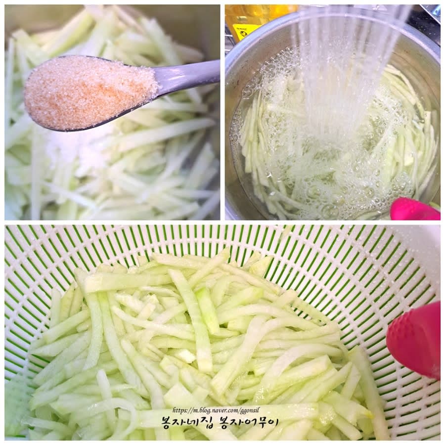 채 썬 무에 소금과 설탕 1티스푼을 넣고 10분 동안 절여줍니다.