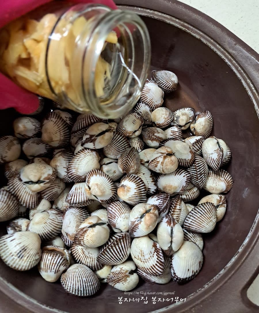 생강 맛술 반컵을 부어주고 뚜껑을 닫아 끓입니다.