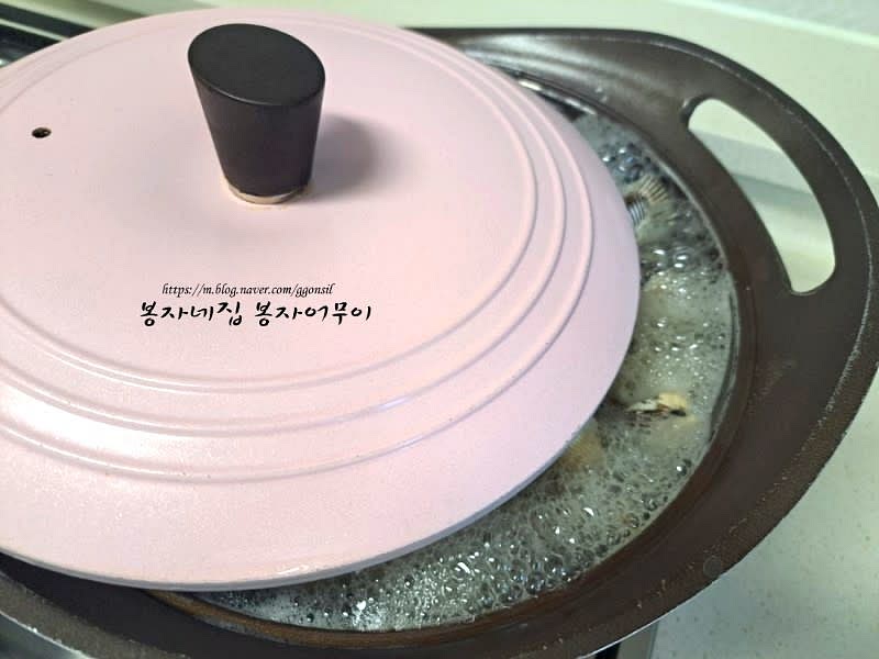 끓인 꼬막은 물기를 빼고 껍질을 제거하여 준비합니다.