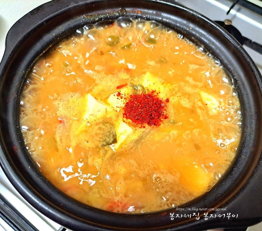 마지막에 다시다 반 스푼과 고춧가루 반 스푼을 추가합니다.