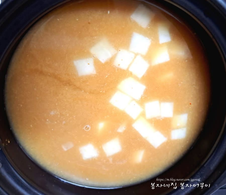 무를 먼저 넣고 끓입니다.