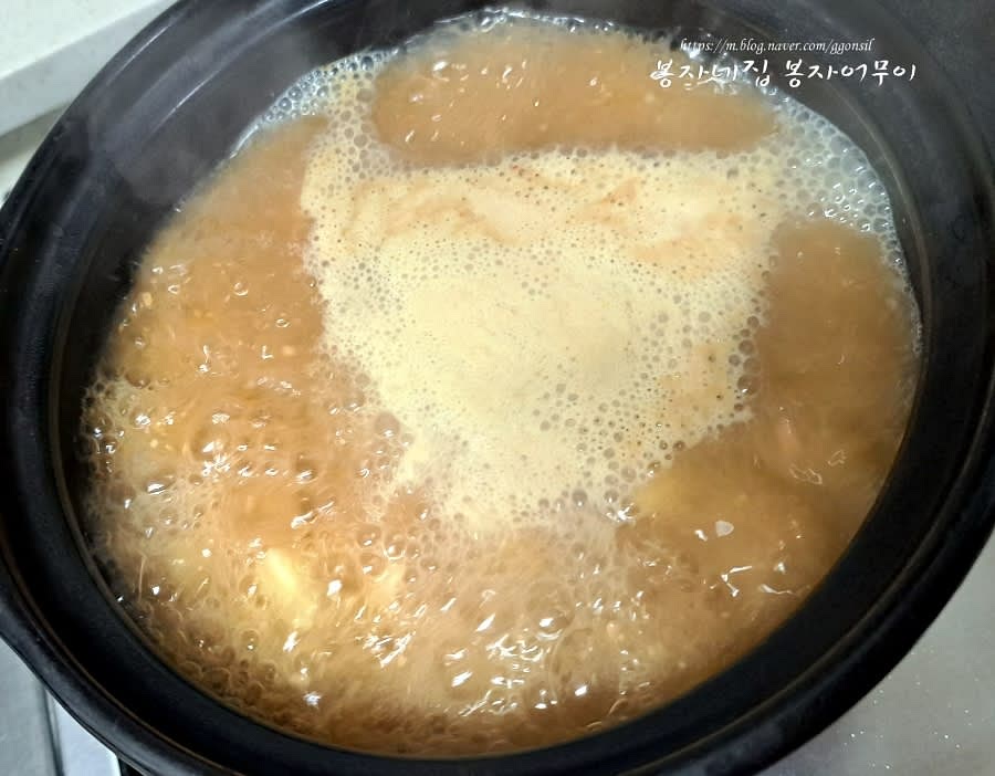 끓기 시작하면 감자를 추가하고 잠시 끓입니다.