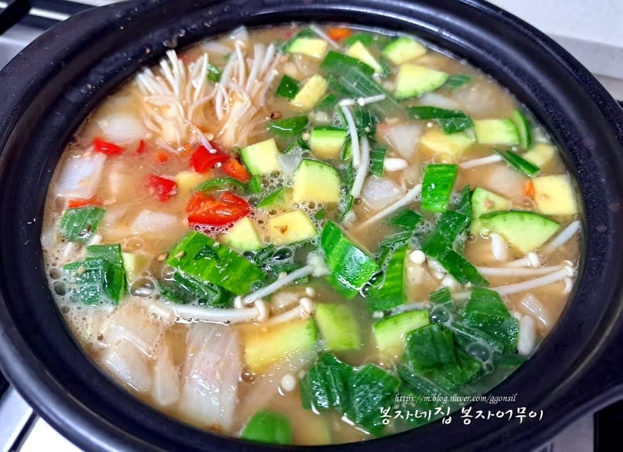 나머지 야채를 넣고 함께 끓입니다.