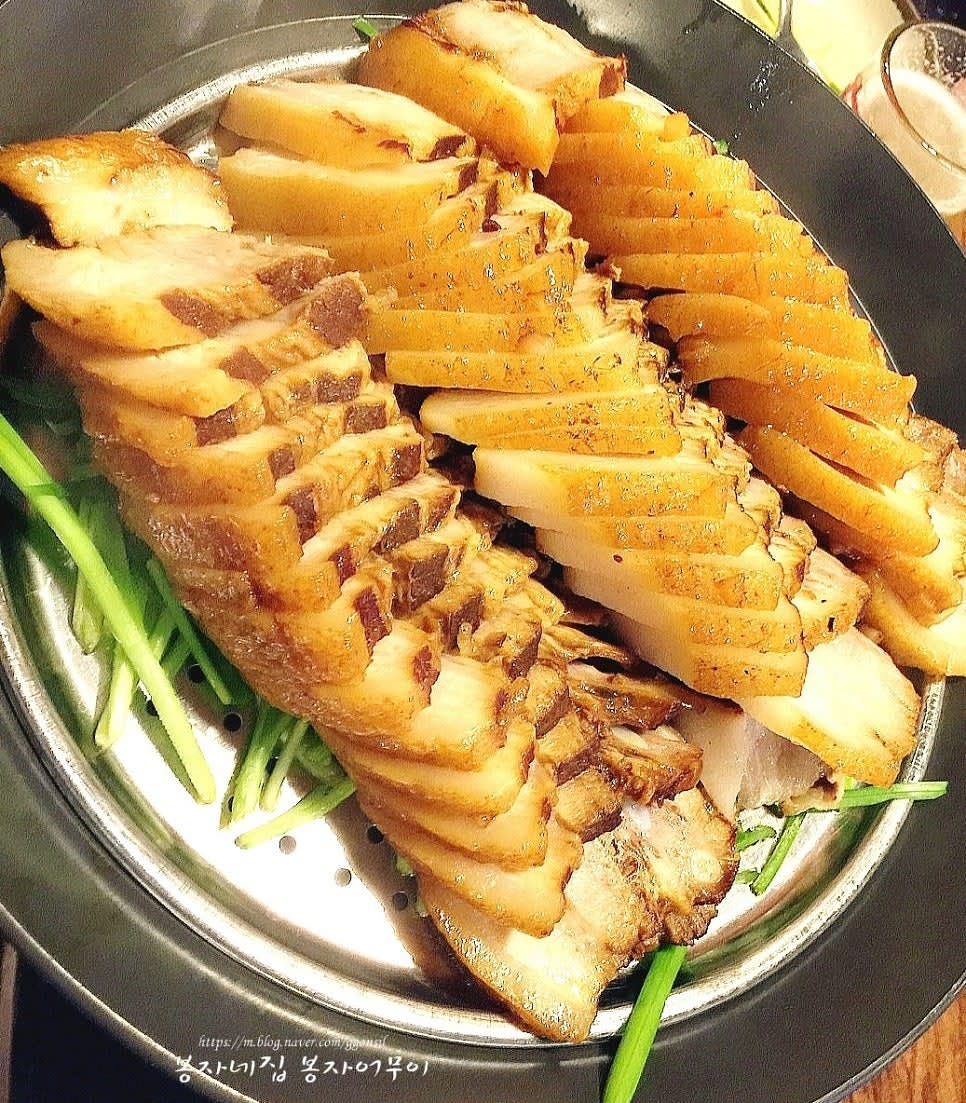 시간이 지나면 불을 끄고 고기가 충분히 익었는지 확인한 후 서빙합니다.