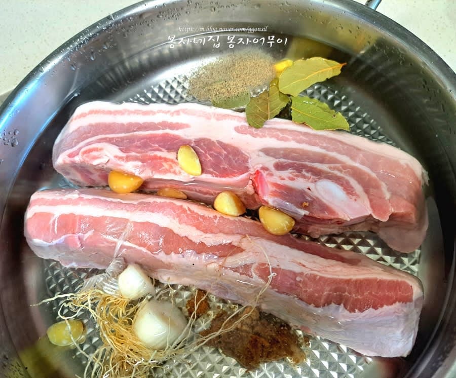 돼지고기 통삼겹을 준비하고 된장 1스푼과 월계수잎 5장을 넣어줍니다.