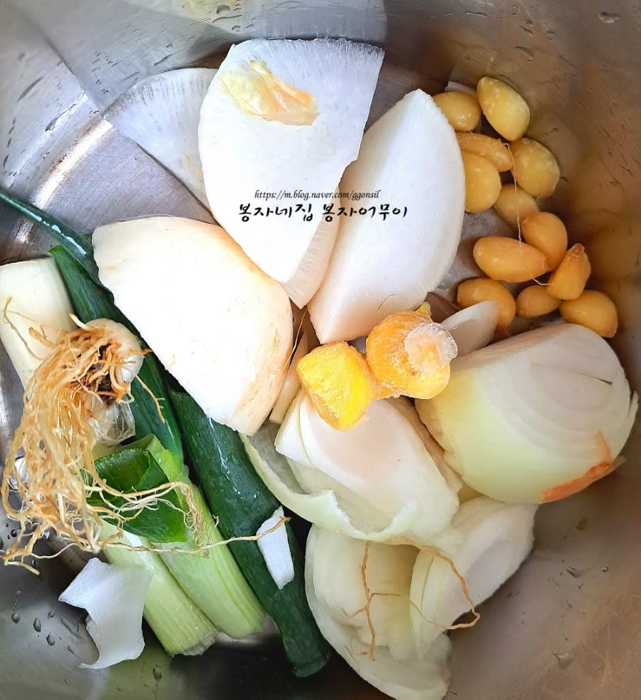 마늘 10개와 생강 2톨, 무 1토막, 대파 1개, 양파 1개를 함께 넣어줍니다.
