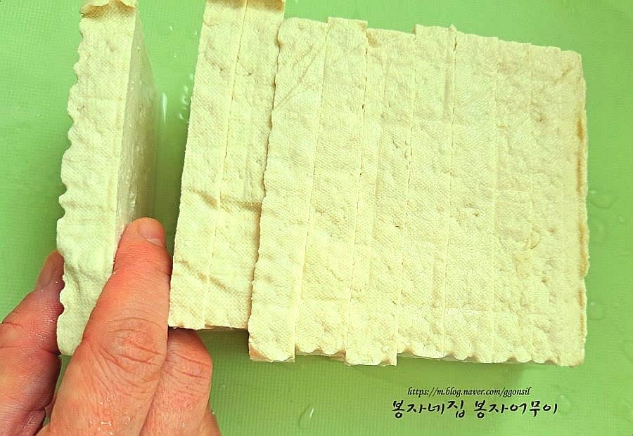 초당 두부를 1cm 두께로 잘라서 먹기 편하도록 다시 한 번 잘라줍니다.