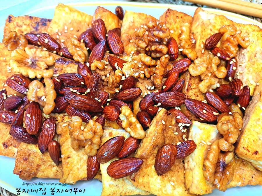 노릇노릇 구운 두부에 양념장이 잘 배어들면 그릇에 덜어줍니다.