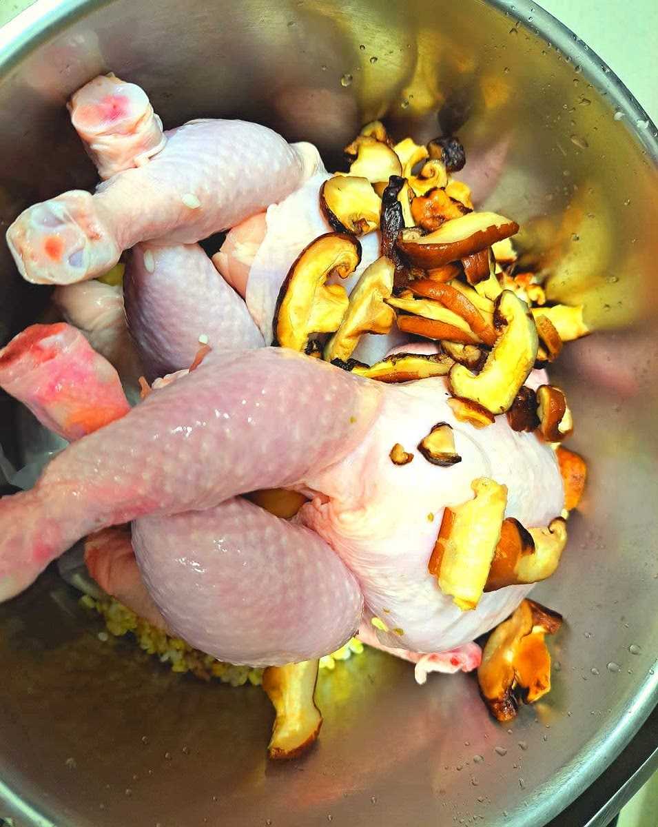 한약재료와 대추, 건표고버섯을 준비합니다.