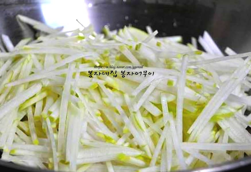 무 5개 중 3개를 채 썰어 준비합니다. 부추, 미나리, 쪽파, 청갓, 홍갓도 깨끗이 씻어서 무와 같은 길이로 자르세요.