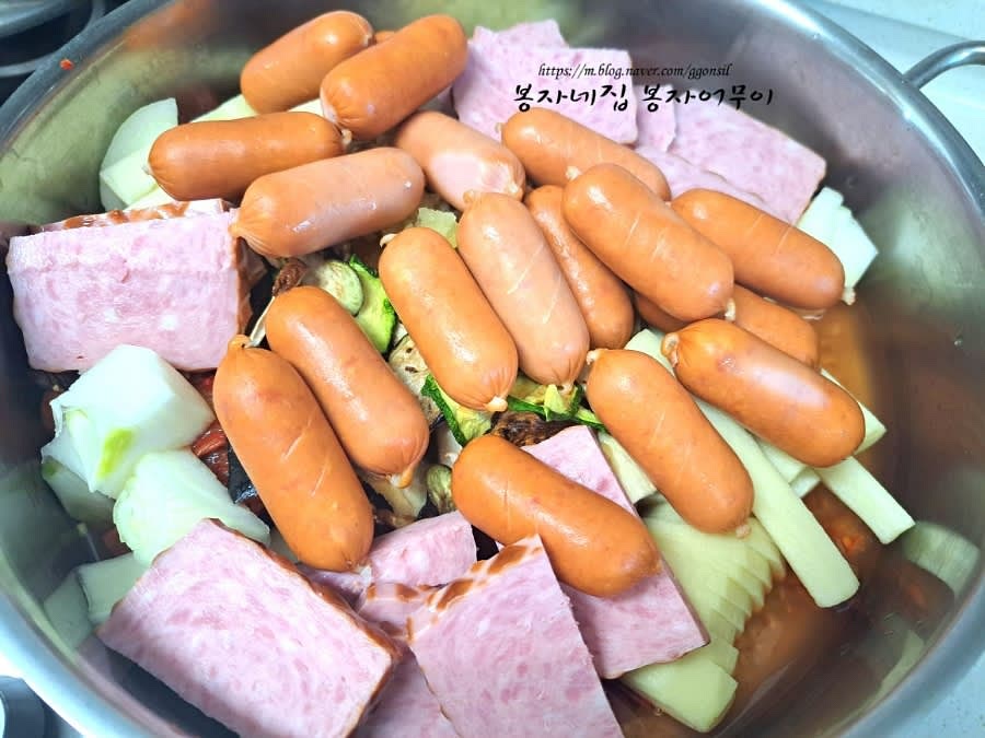 감자와 감자, 양파, 야채들과 햄과 소시지를 냄비에 올리고 끓입니다.