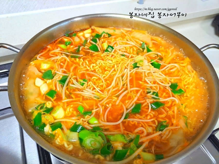 물이 부족하면 조금 보충을 해주고 보글보글 끓는 소리 들리시죠...... 요리의 왕은 라면입니다^^