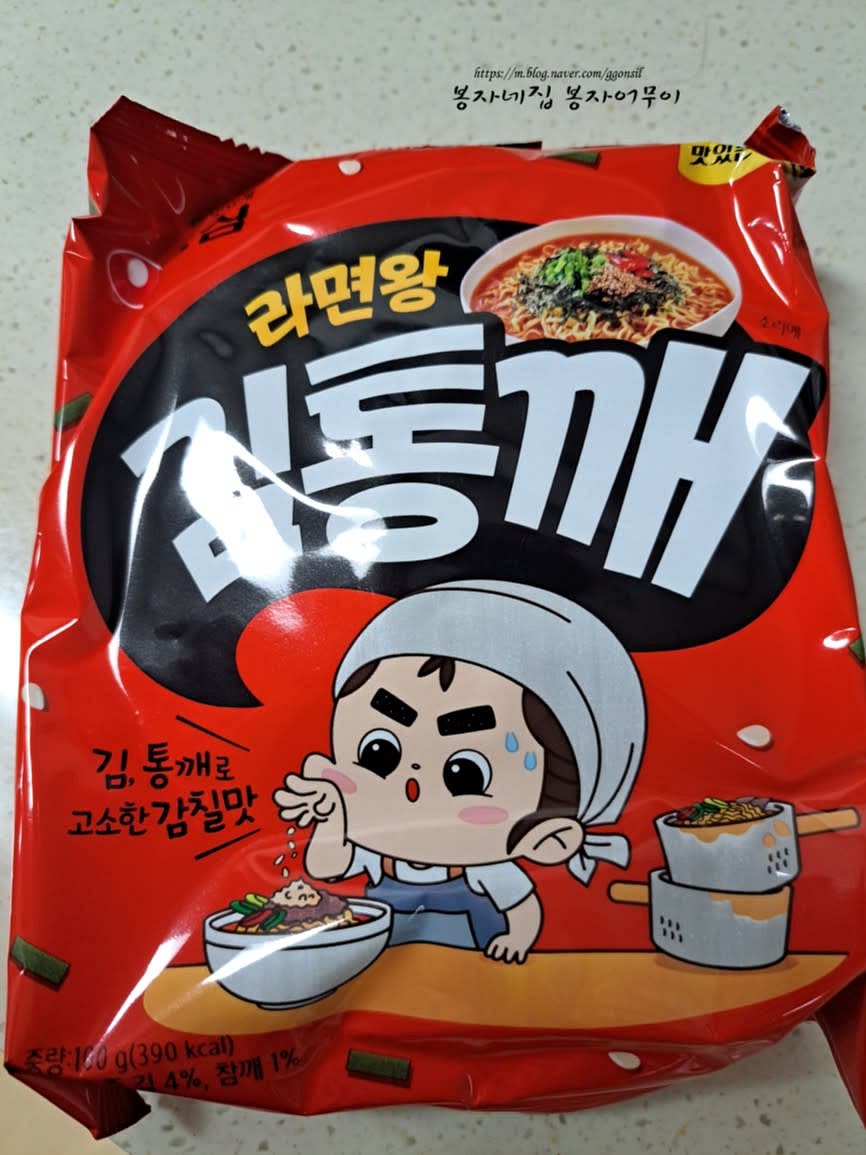 4인 가족이니 라면 4개와 숙주나물 300g 한 봉, 대파 한 개, 계란을 준비합니다.