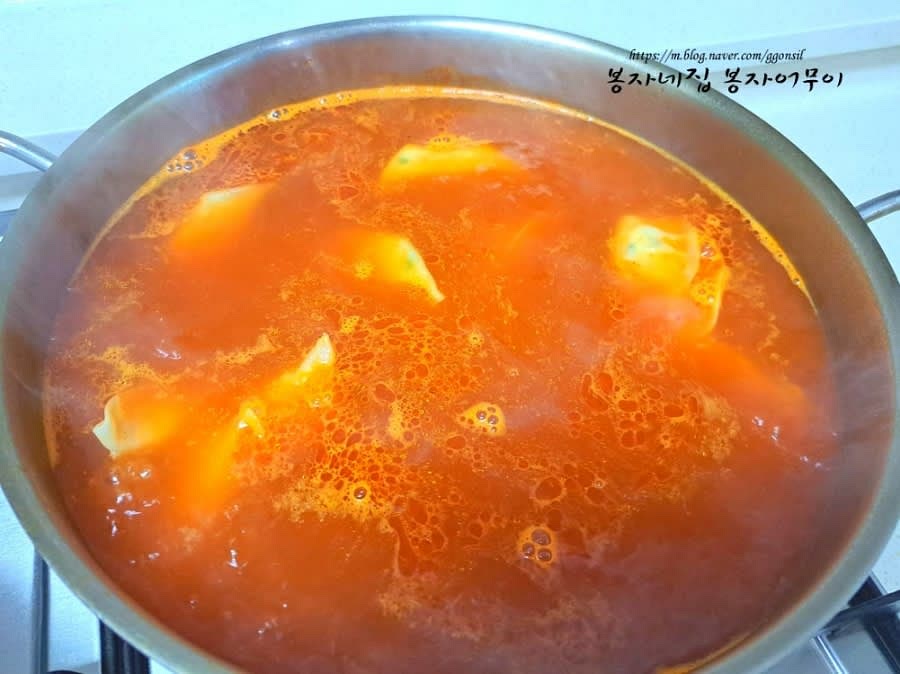 끓는 물에 수프와 고추기름과 만두를 1인당 2개씩 8개 투하했습니다.