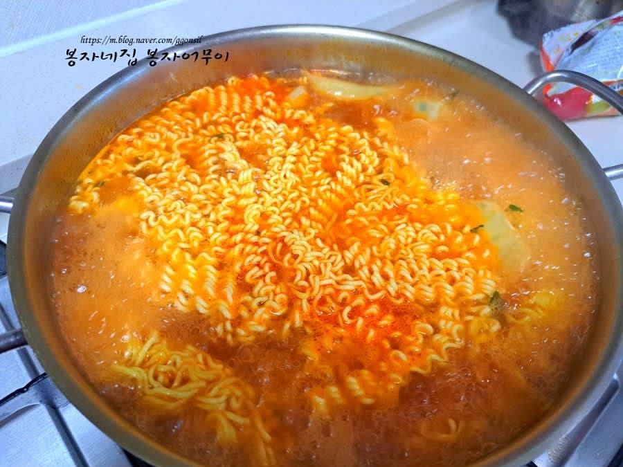 보글보글 끓으면 면을 4개 넣고 면이 익으면 숙주나물과 대파를 넣고 끓입니다.