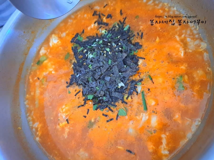 요것도 취향껏 넣고 마무리로 김통깨에 들어있는 김도 넣어 주시면 김통깨죽까지 완성입니다.