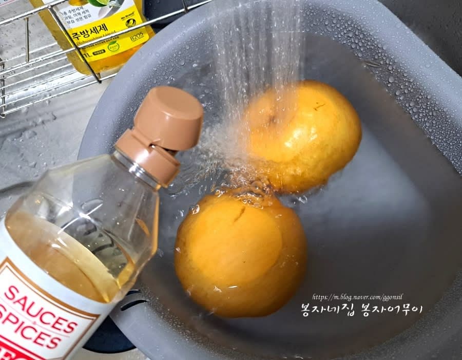 배를 깨끗이 씻은 후 속을 자르고 4등분 한 뒤 다시 1/4에서 3등분 하여 준비합니다.