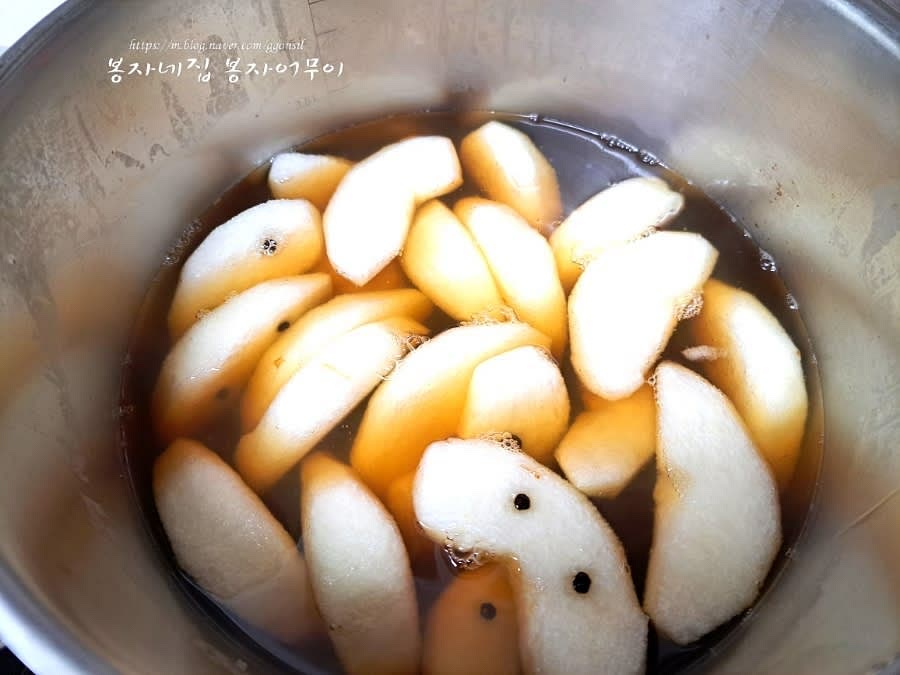설탕으로 달달하게 간을 한 물에 배를 넣고 10분간 끓여줍니다.