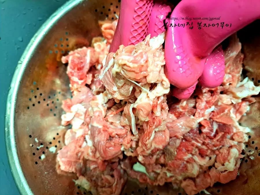 소고기를 흐르는 물에 헹구고 채반에 핏물을 뺍니다. 고기가 뭉치지 않도록 하나하나 풀어주세요.