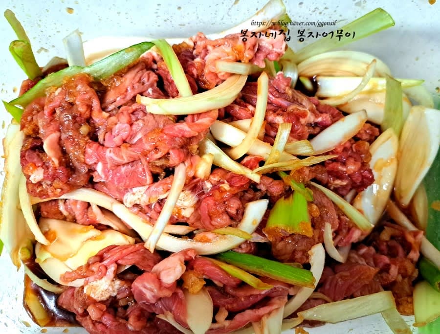 양념에 고기를 넣고 섞은 뒤 냉장고에서 4시간 정도 숙성합니다.