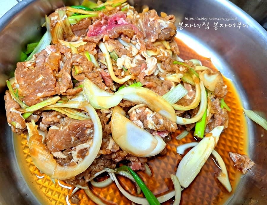 숙성된 고기를 팬에 넣고 굽습니다. 고기 물이 자박자박 생기면 고기를 한쪽으로 밀고 구운 두부를 넣습니다.