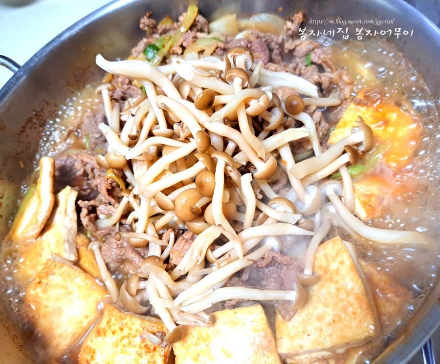 국물이 줄어들어 거의 없을 때 세척한 버섯을 넣고 함께 익힙니다.