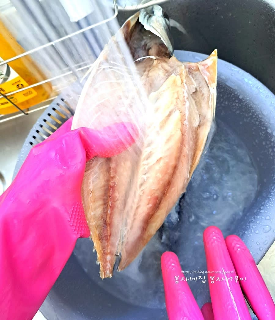 고등어를 깨끗이 씻어 준비합니다.