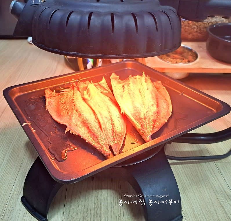 자이글 팬에 기름을 살짝 두르고, 고등어를 올립니다.