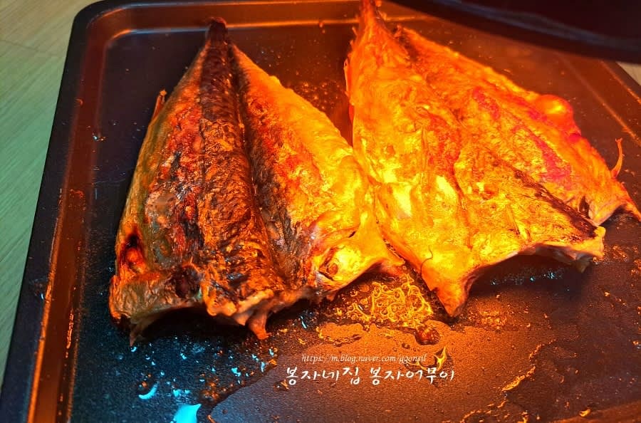 고등어를 한 면씩 노릇노릇 구워줍니다. 눈으로 노릇함을 확인하며 적절히 뒤집어가며 굽습니다.