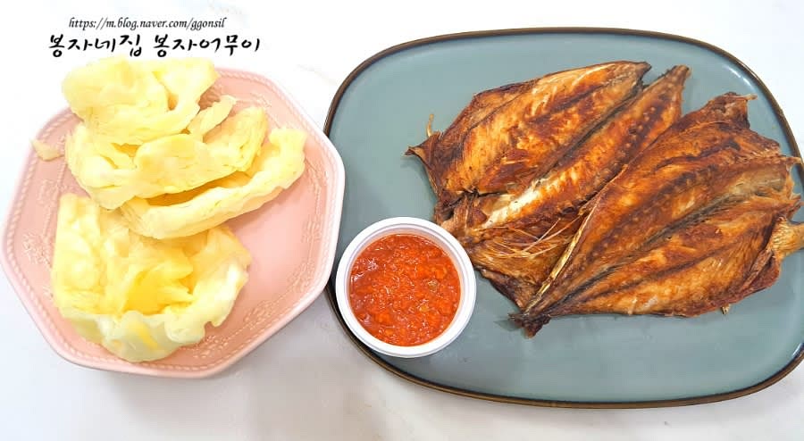 완성된 고등어구이를 접시에 담아 서빙합니다.