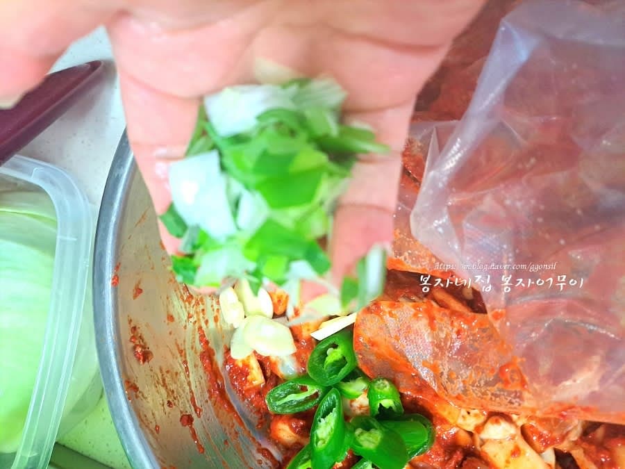 굴과 무를 섞어 양념을 버무려 완성합니다. 대파와 마늘도 썰어 같이 섞어 줍니다.